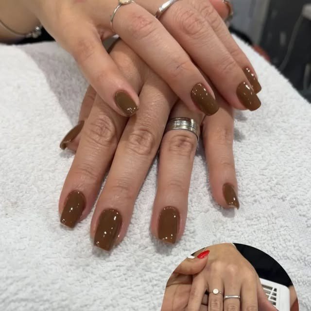 Unhas em esmaltação marrom, acabamento brilhante